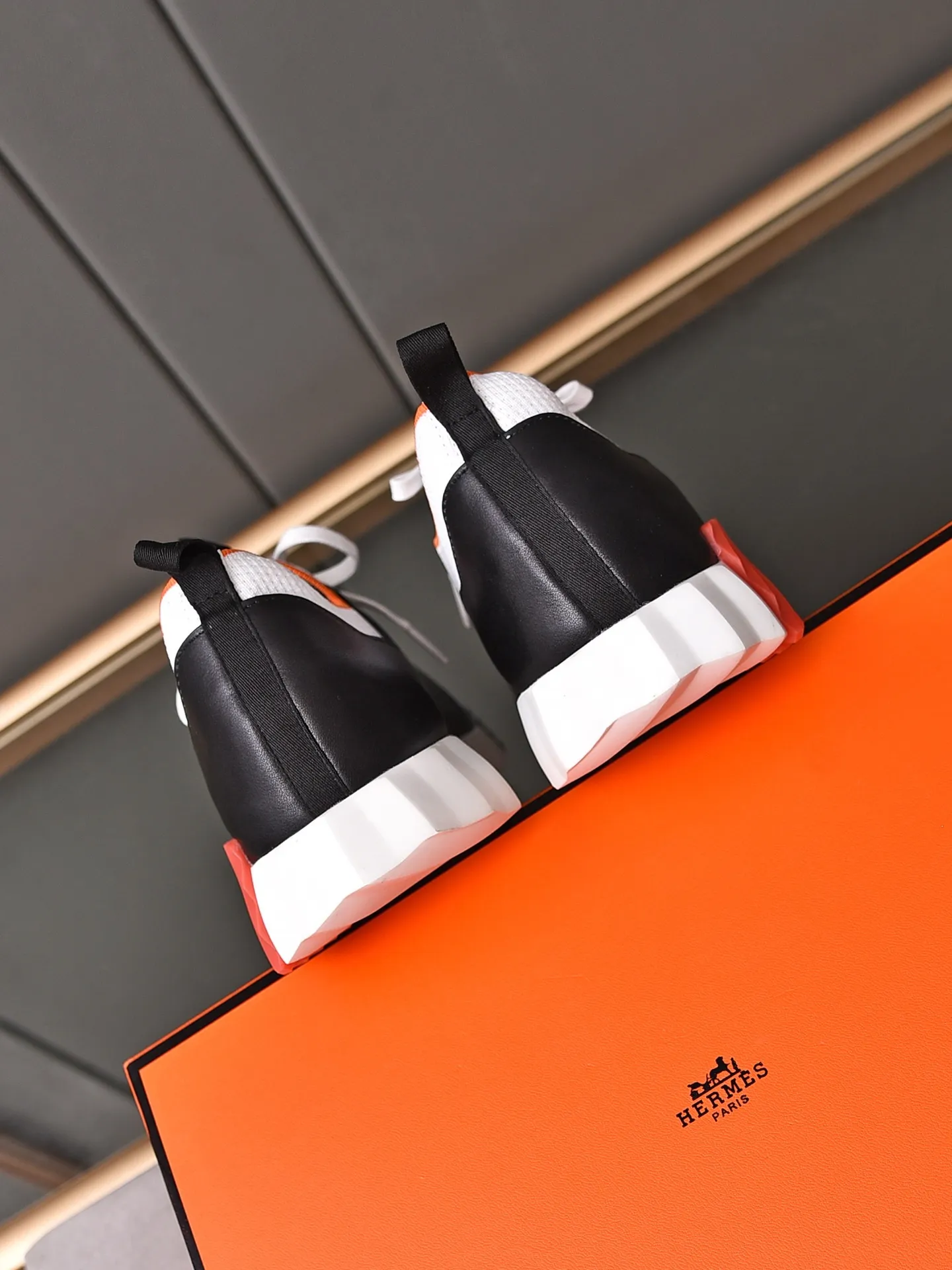 Factory price PP600 [Hermes] fe new arrival~ New Bouncing sneakers are the most comfortable shoes from Hermès, no one else⃣️. They are very light on the feet and look great. You won’t feel tired even when you go shopping and running around. 👍 Very light and comfortable, very light, suitable for both sports and leisure, and feel great when you step on them! It’s up to you to choose, there’s always what you want~ ✔️Fabric: Imported first-layer cowhide + high-elastic fly weave ✔️Inner lining: Imported water-dyed cow lining ✔️Outsole: Seamless combination of IP+TPU (multi-color letters) German technology irradiation machine ✔️Code number: Male 38-44 (45 customized)